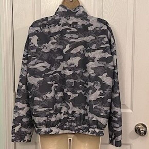 Reebok Dark and light gray camo. Lightweight. Size Small - Picture 8 of 8